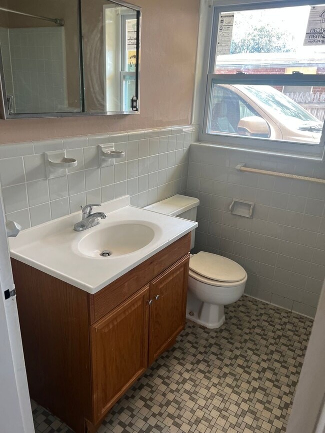 Building Photo - Nice home move in ready!