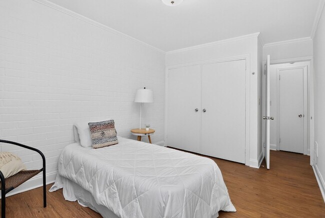 Building Photo - Charming One Bedroom Apartment In The Heart of Plaza Midwood!