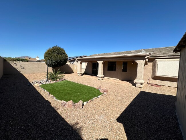 Building Photo - Beautiful 3 bedroom, 3 garage home in Chap...