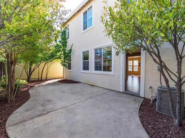 Building Photo - Beautiful Enclave updated unit!