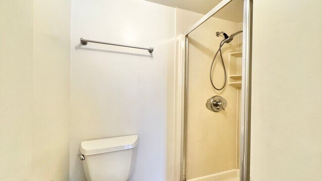 Building Photo - CONVENIENTY LOCATED AND SPACIOUS 2BD/2BA C...