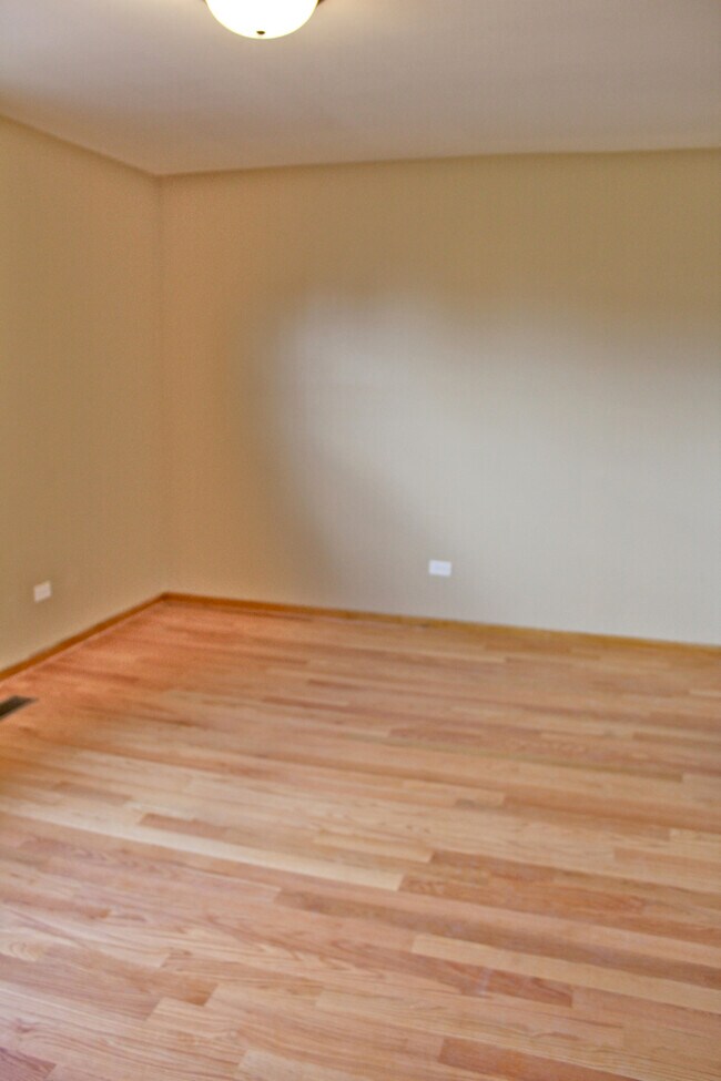 Building Photo - 7870 W Cahill Terrace