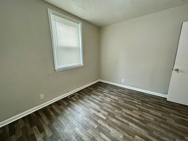 Building Photo - 3 Bedroom Available!!