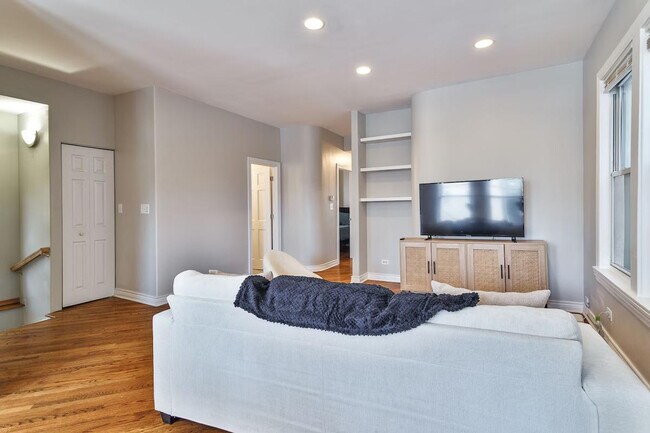 Building Photo - 2214 W Barry Ave