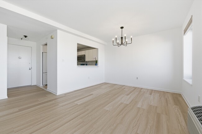 Building Photo - 100 W Broadway