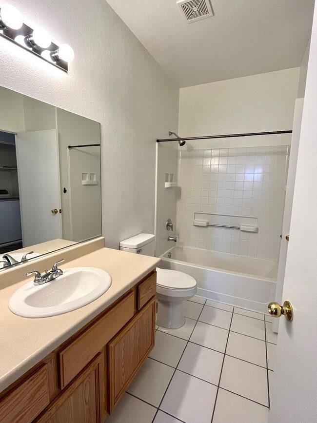 Building Photo - 3 Bedroom Condo located off of Warm Springs and South Durango!!! Southwest Location!