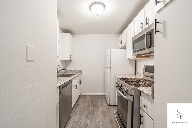 Building Photo - "Chic Urban Living: Spacious 2-Bed, 2-Bath Townhouse with Gleaming Hardwood Floors in Rancho Cuca...