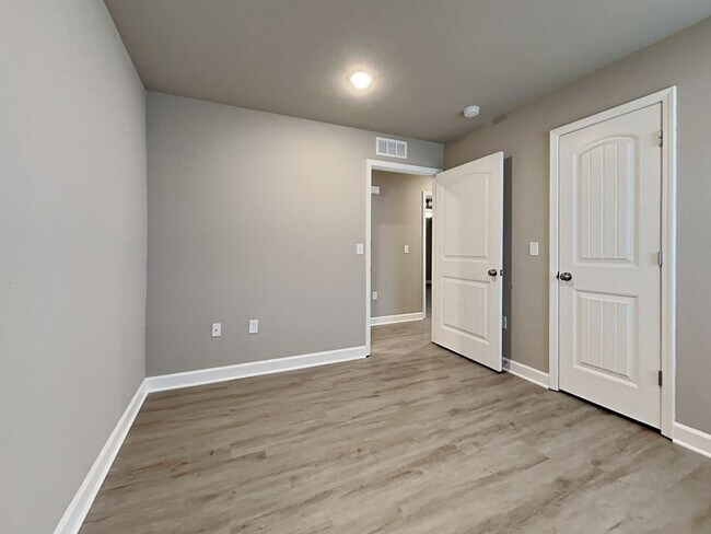 Building Photo - Coming Soon! 3 BR/2BA | Newly Renovated Single Family Home | 1-Car Garage Parking | In Blue Springs!