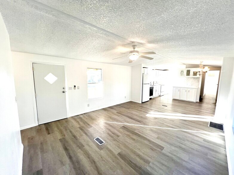 Building Photo - 14051 SE 63rd Ter