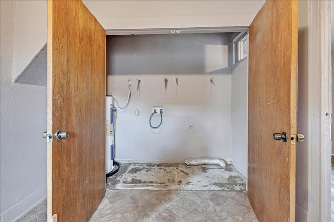 Building Photo - 913 S Hoff Ave