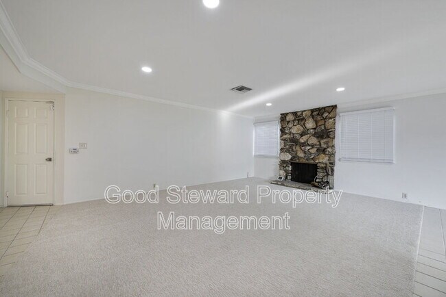 Building Photo - 5111 Roxborough Dr