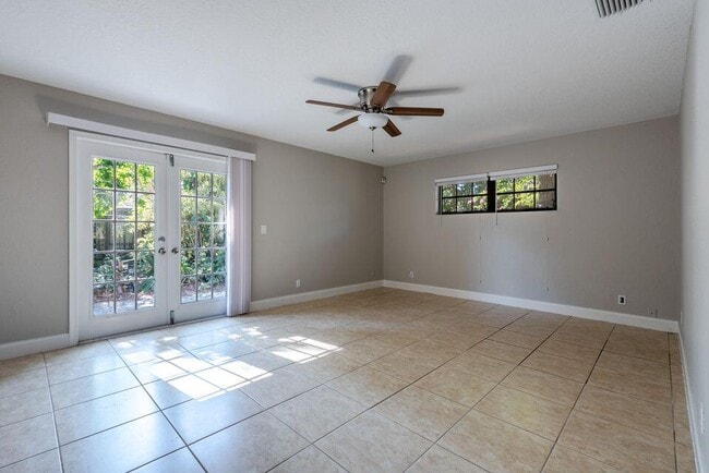 Building Photo - 1025 Staghorn St
