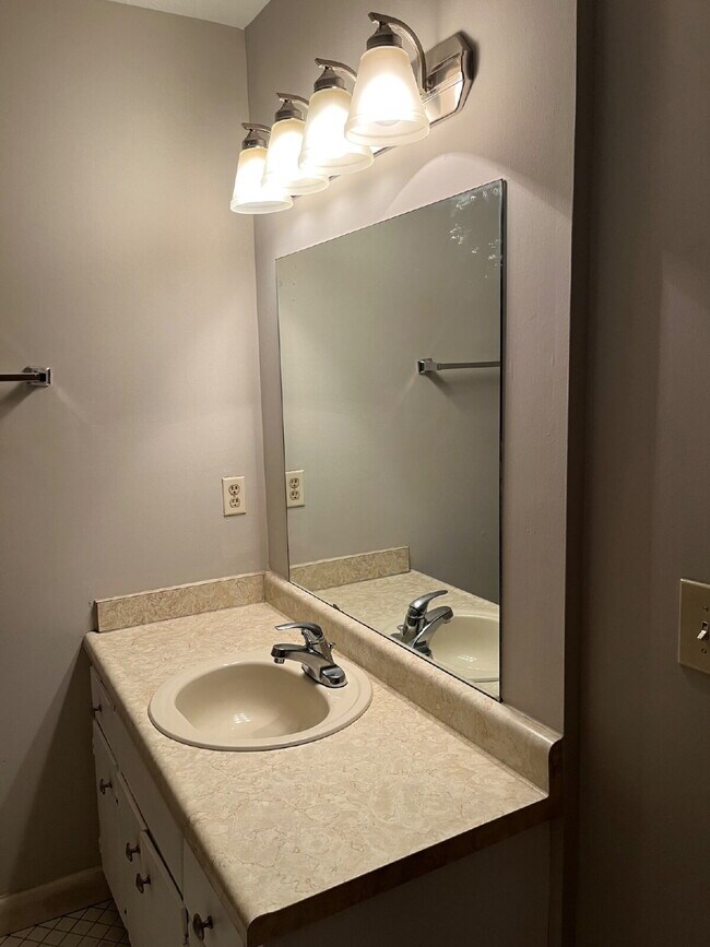 Building Photo - "Charming 3-Bedroom Retreat in Nashville – Spacious 1,149 Sq Ft with 1.5 Baths!"
