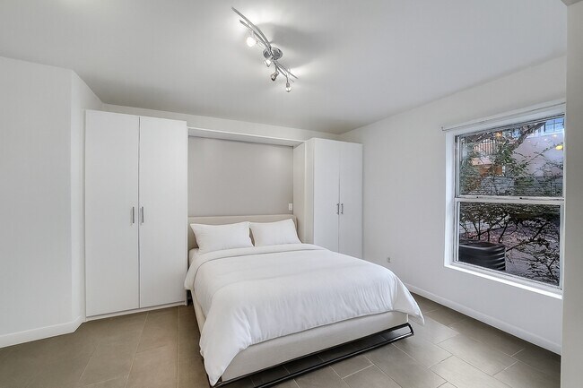 Building Photo - 320 Detering St