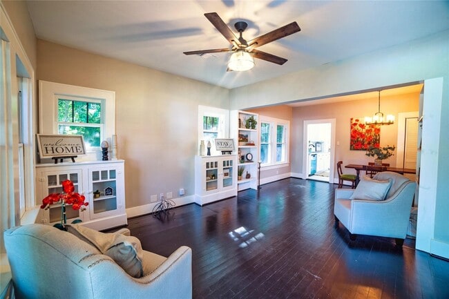 Building Photo - 420 N Live Oak St