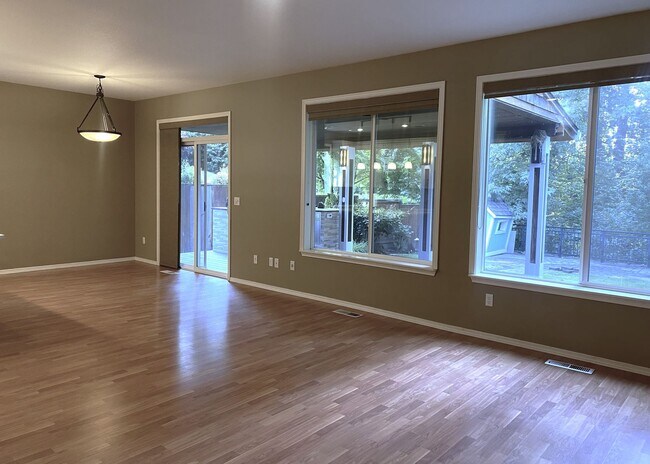 Building Photo - Beautiful Sherwood Home backs to Greenspac...