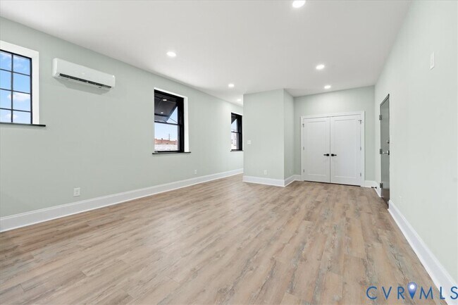 Building Photo - 207 E Broadway