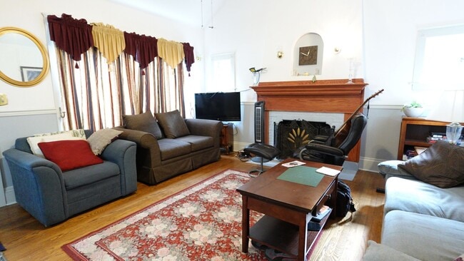 Building Photo - Cozy, Fully Furnished Roosevelt Shared Living Space