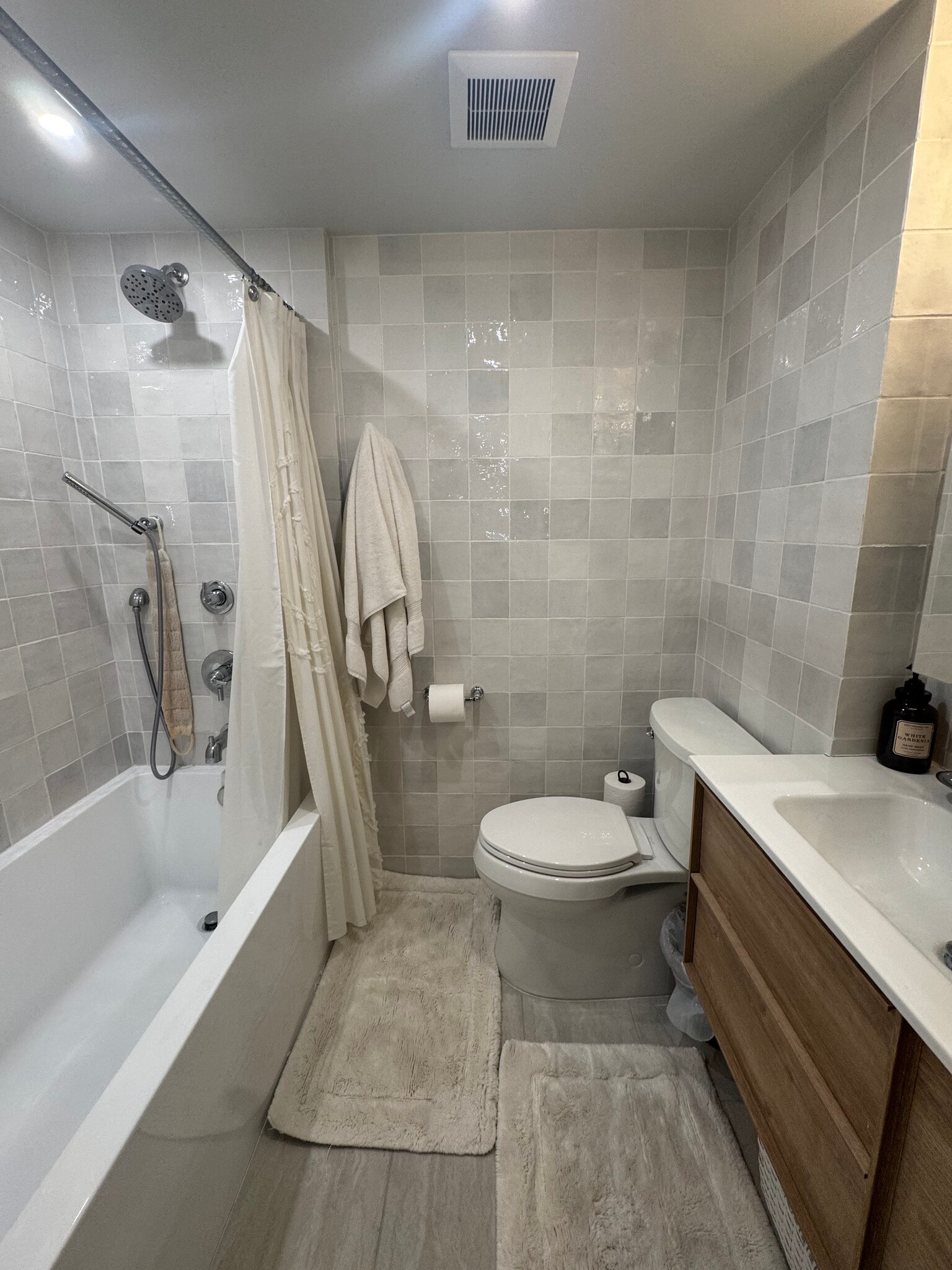 3rd Floor Shared Bathroom - 637 Spruce St