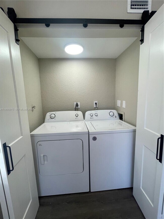 Building Photo - 2850 N Oakland Forest Dr