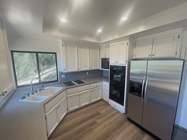 Building Photo - $5495 - Large Gorgeous 3/2 Tri-Level Home ...