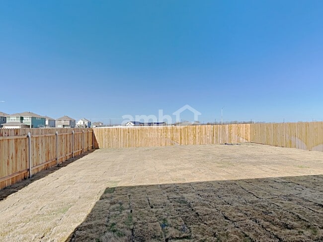 Building Photo - 211 Pebble Creek Run
