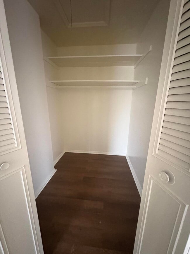 Building Photo - 1280 Ascot Park