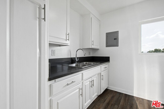 Building Photo - 8924 Van Nuys Blvd