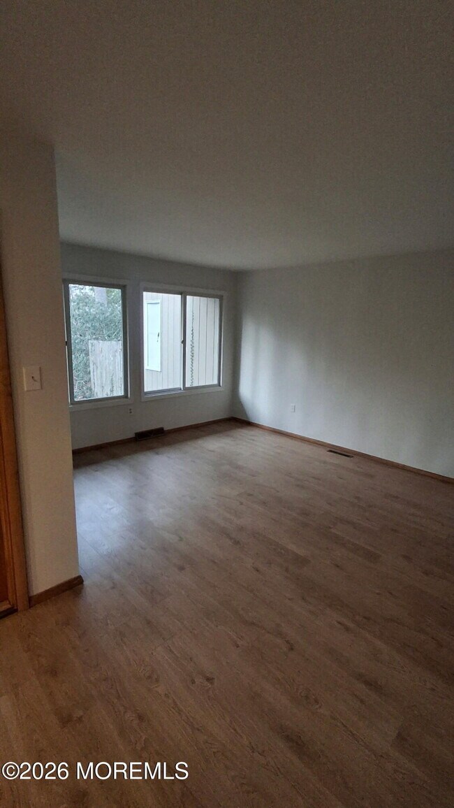 Building Photo - 151 Middle Holly Ln