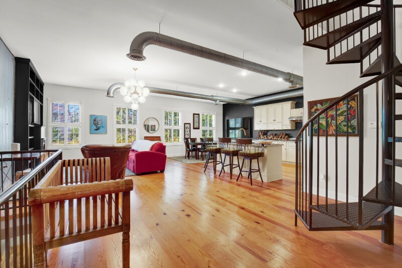 Building Photo - 210 E Waldburg St