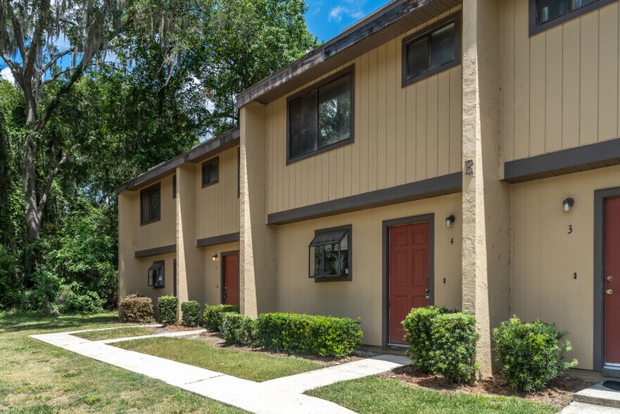 Building Photo - 2300 SW 43rd St