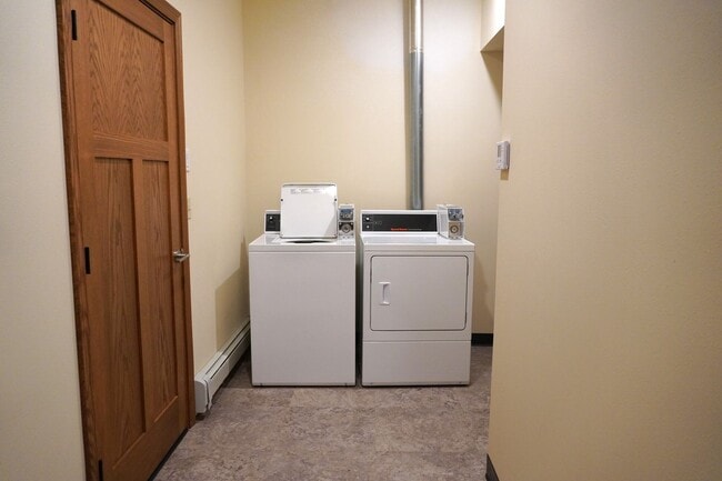 Building Photo - 1 Bedroom, 1 Bath Apartment- All utilities included