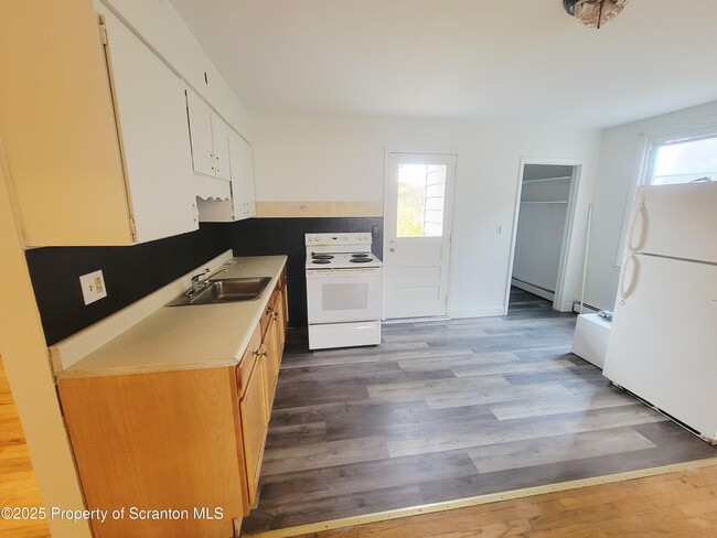 Building Photo - 940 E Elm St