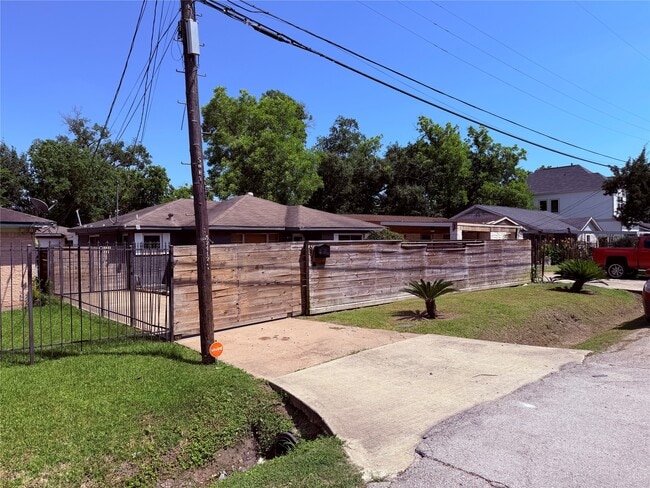 Building Photo - 6811 St Augustine St