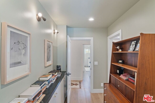 Building Photo - 5664 Coliseum St