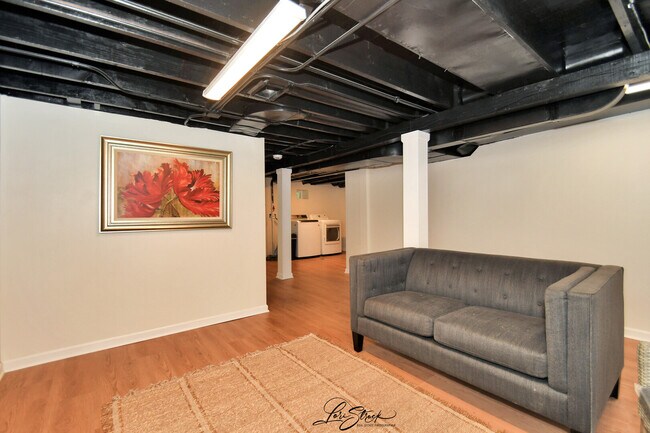 Building Photo - 635 E Prairie Ave