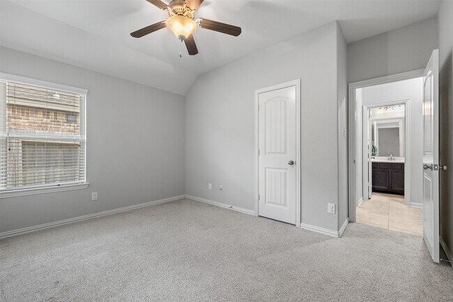 Building Photo - 636 Maple Point Dr E