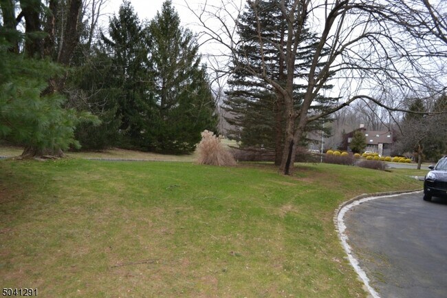 Building Photo - 3 Meadow Dr