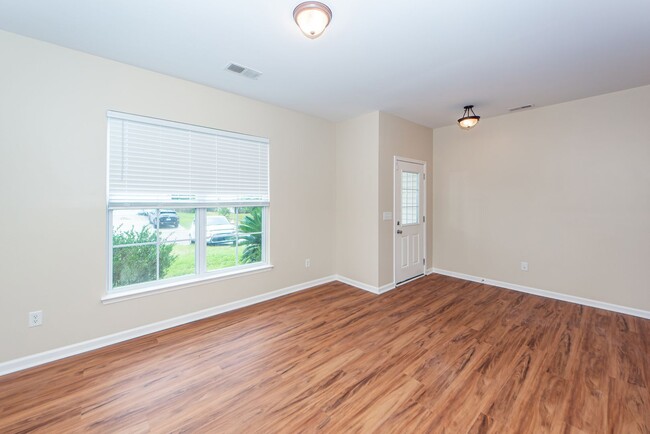 Building Photo - 4 Bedroom 2.5 Bath Home in Felder Creek - ...