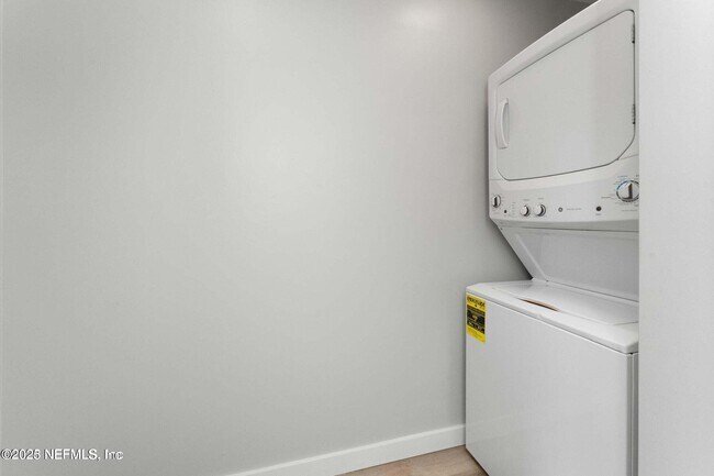 Building Photo - 423 N 9th St