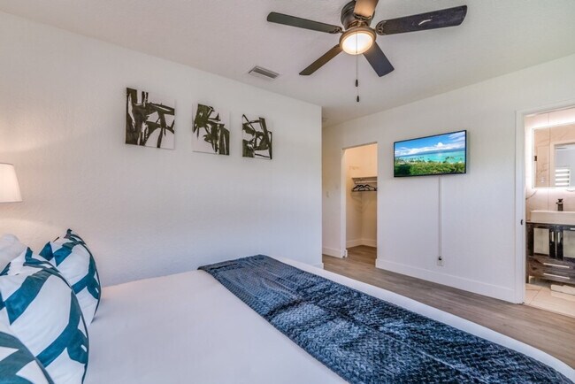 Building Photo - 834 SW 14th Ct