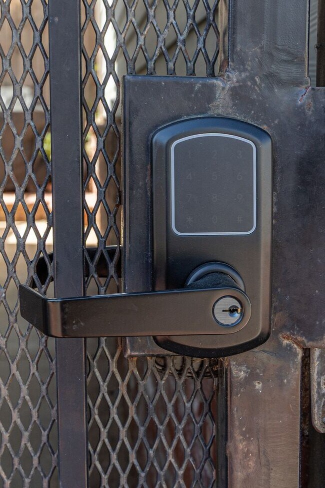 Building Photo - 1515 1/2 S Carson Ave