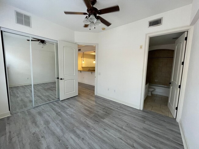 Building Photo - Jackson Square - Top Floor 2 Bedroom, 2 Ba...