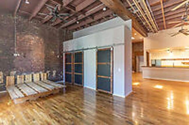 Building Photo - New Listing!