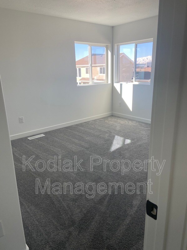 Building Photo - 1439 W Stable St