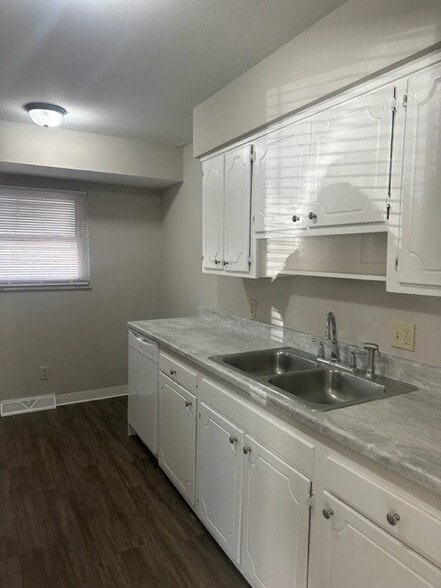 Building Photo - 415 Barwood Dr