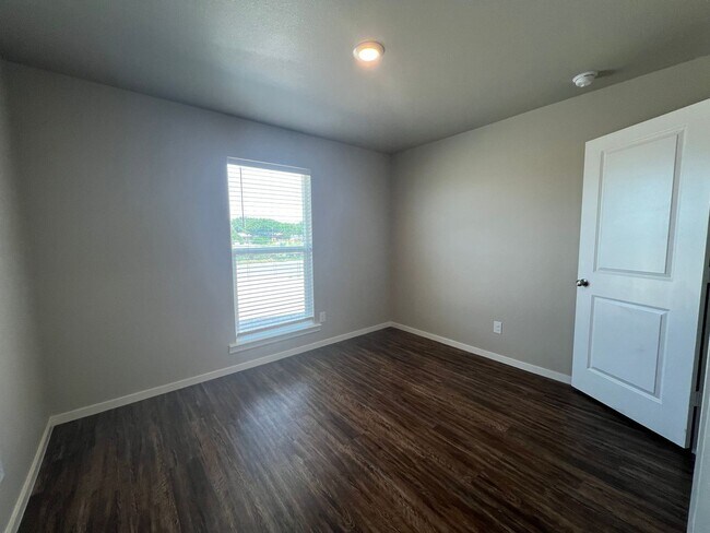 Building Photo - Pre leasing for July: Upland West.