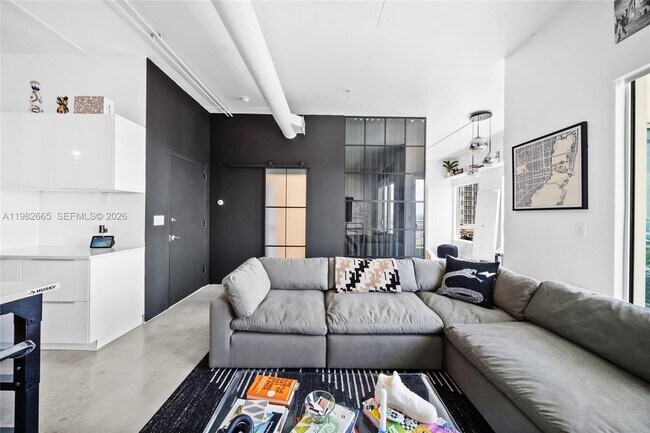 Building Photo - 10 SW South River Dr