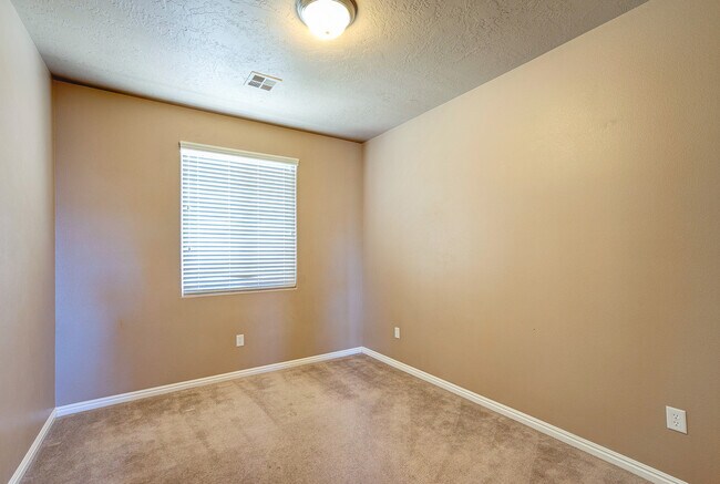 Building Photo - Beautiful Coral Canyon Home with Modern Up...