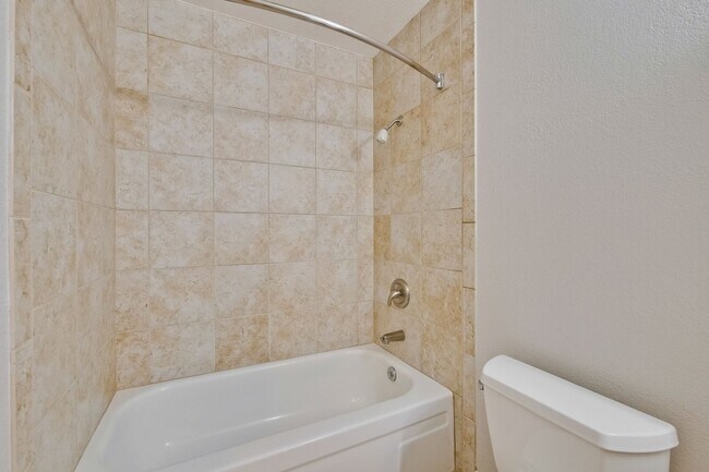 Building Photo - Warm and Inviting 3 bedroom, 2 Bath Home